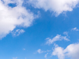 冬の青空に雪が舞う01