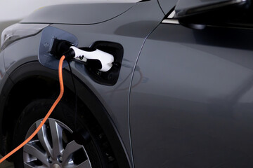 Elektroauto beim Laden, Ladekabel und Ladestecker eines E-Autos 