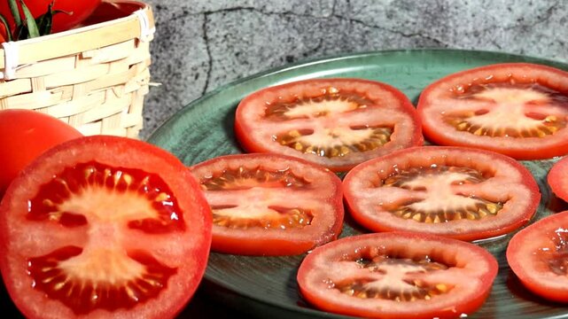tomates rojos diferentes cortes sobre plato verde