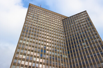 Grand bâtiment avec beaucoup de fenêtres à Bruxelles, pendant un beau jour d'été.