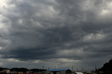 突然、空を覆った黒い雲