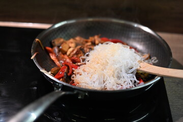 food view colorful food preparing in a pan, home cooking, paprika, chicken, onion, konjac pasta