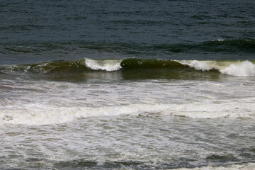 Obraz premium WHITE CAPPED WAVES BREAKING ON THE INDIAN OCEAN