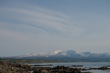 残雪の山並みと海　暑寒別岳
