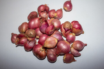 Portrait of red onions on a plain white background.
Pinrang, South Sulawesi Indonesia.
February 06 2025