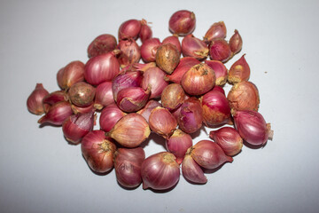 Obraz premium Portrait of red onions on a plain white background. Pinrang, South Sulawesi Indonesia. February 06 2025