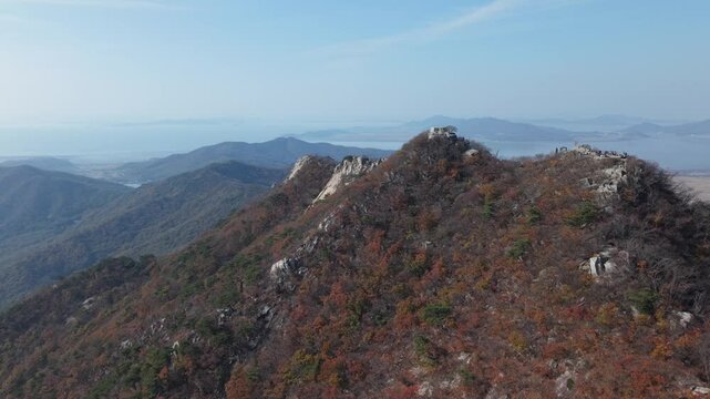 한국 강화도 마니산 가을 단풍 암벽 능선 돌산