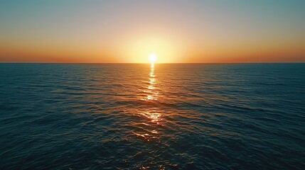 Obraz premium A vibrant sunset over the ocean.