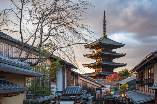 Yasaka Pagode in autumn season, Kyoto, Japan