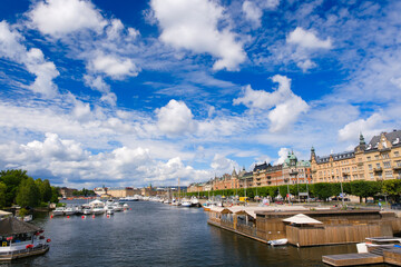 スウェーデン ストックホルムの湖と街並み、ユールゴーデン橋から