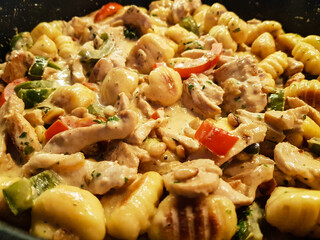 Bunte Gemüsepfanne mit Kräutern und Gewürzen