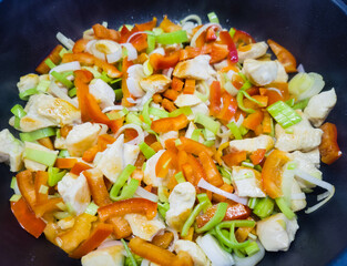 Bunte Gemüsepfanne mit Kräutern und Gewürzen