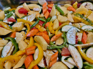 Bunte Gemüsepfanne mit Kräutern und Gewürzen