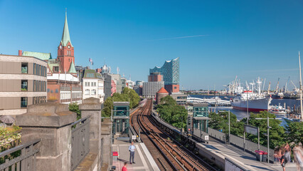 Obraz premium Aerial hyperlapse of trains arriving at Landungsbrucken station in Hamburg, Germany