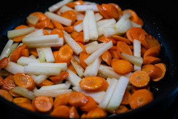 Bunte Gemüsepfanne mit Kräutern und Gewürzen