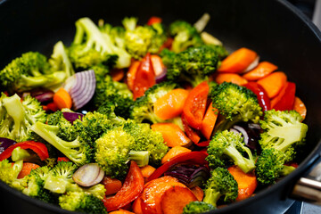 Bunte Gemüsepfanne mit Kräutern und Gewürzen