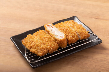 鶏むね包み揚げ（ハム＆チーズソース）