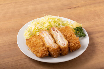 鶏むね包み揚げ（ハム＆チーズソース）