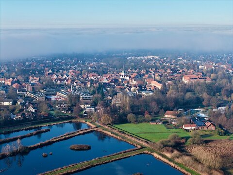 Luftbild des historischen Stadtkerns der Stadt Rietberg im Kreis G&uuml;tersloh im Winter, Nebelwand, Ostwestfalen-Lippe, Nordrhein-Westfalen