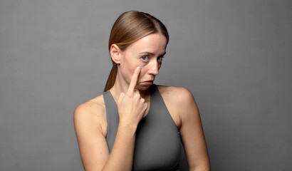 Naklejka premium keeping an eye on you, not trusting, watching and staying alert and vigilant. fitness concept