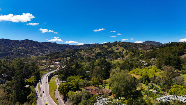 Foto a&eacute;rea en el sector de Sajonia, Rionegro, Colombia; cerca al aeropuerto Jos&eacute; Mar&iacute;a Cordova y al t&uacute;nel de Oriente que comunica a Medell&iacute;n con el terminal a&eacute;reo.