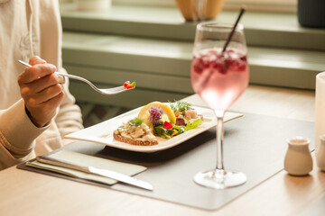 Genussvolle Mittagspause – Elegantes Essen mit Wein in stilvollem Ambiente