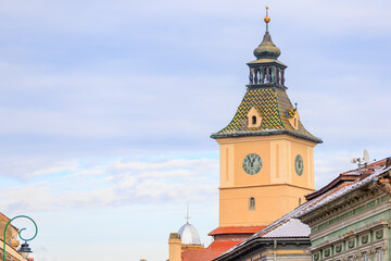Fototapeta premium A tall clock tower with a gold roof and a clock on it