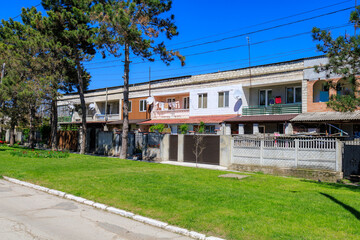 Obraz premium Residential row houses with green lawn in suburban neighborhood