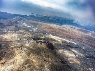 Paysage volcanique islandais avec cratères et fumerolles actives