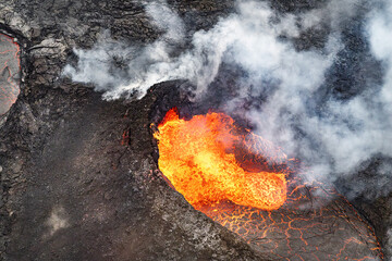 Éruption volcanique en Islande, spectacle de lave en fusion et cendres fumantes