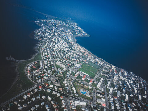 Vue a&eacute;rienne de la c&ocirc;te sud-ouest de l'Islande, avec un stade en premier plan