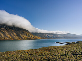 Fjord islandais sous un voile de nuages, entre eau et montagnes