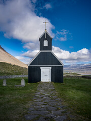 Église noire traditionnelle en Islande sous un ciel bleu