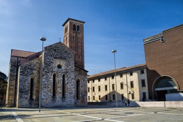 udine, italien - piazza mit dom santa maria annunziata