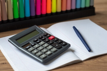 Calculatrice de bureau, cahier, comptabilité, calculs, financement, compte