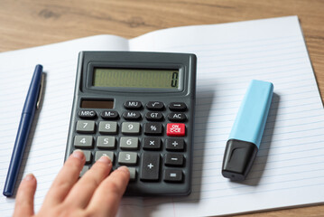 Calculatrice de bureau, cahier, comptabilité, calculs, financement, compte
