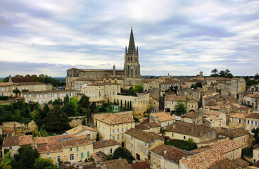 Obraz premium il delizioso borgo medievale di Saint-Emilion situato nel cuore dei famosi vigneti di Bordeaux 