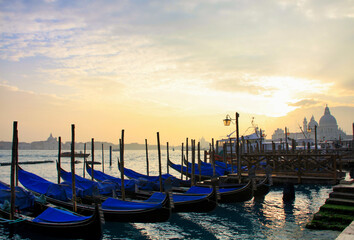 gondole nella laguna di Venezia al tramonto © Patrizia