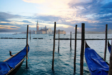 gondole nella laguna di Venezia con sullo sfondo l' Abbazia di San Giorgio Maggiore © Patrizia