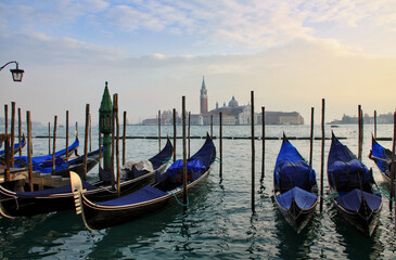 gondole nella laguna di Venezia con sullo sfondo l' Abbazia di San Giorgio Maggiore © Patrizia