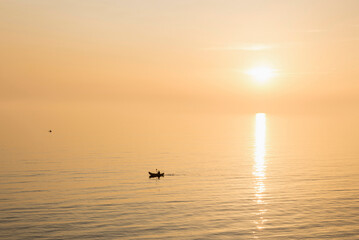 Obraz premium Silhouette of kayaks during sunset