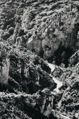 Paisaje de monta&ntilde;a en blanco y negro con carretera sinuosa entre monta&ntilde;as