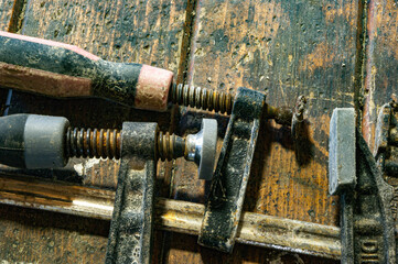 serre joint sur vieux volets.