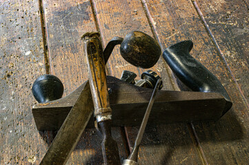 rabot, plane et ciseaux.
