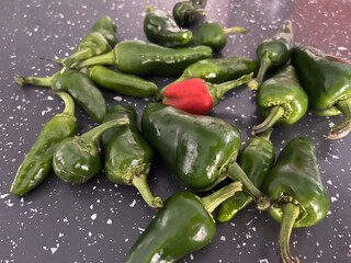 pimientos verdes y uno rojo