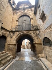Fototapeta premium Calaceite , comarca del Matarraña, casco viejo, iglesia, fachada y detalles de la calle
