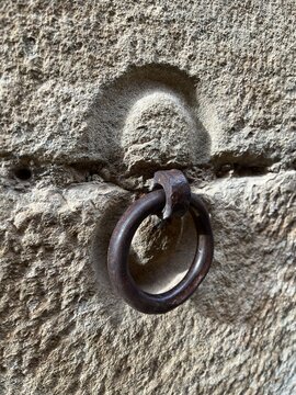 argolla para atar caballo, pueblo de Teruel, comarca Matarra&ntilde;a