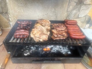 Parrillada de carnes. Asado de chorizo y longaniza