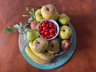 Manzanas, peras, plátanos, círculos y tomates pequeños