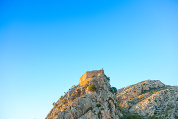 Atardecer brillante y despejado en el castillo de borriol